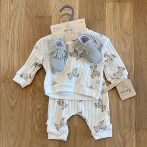 Snug Baby Outfit with Shoes - Cream and Gray